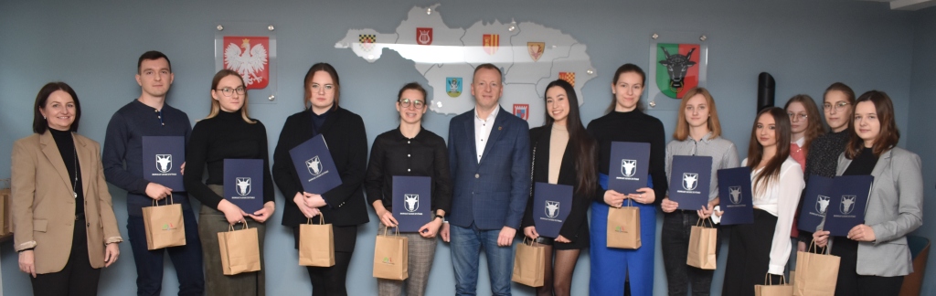 Nagrodzeni studenci w Starostwie Powiatowym w Lesznie 