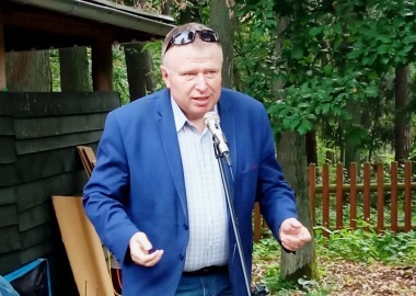 Starosta Jarosław Wawrzyniak podczas pikniku rodzin zastępczych w Krzyżowcu