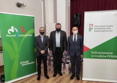 Przekazanie paczek żywnościowych niepełnosprawnym mieszkańcom gminy  Rydzyna