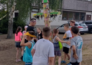 Zabawa w Indian podczas pikniku rodzin zastępczych