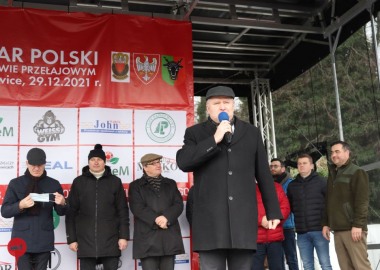 Starosta Jarosław Wawrzyniak podczas wyścigu kolarskiego we Włoszakowicach