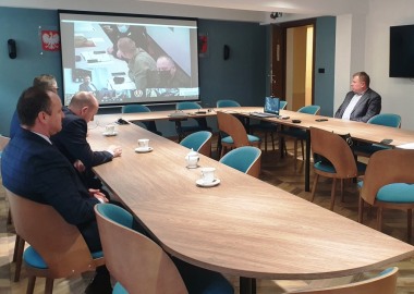 Starosta Jarosław Wawrzyniak podczas wideokonferencji z wojewodą wielkopolskim Michałem Zielińskim