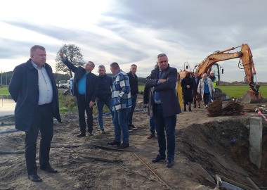 Radni i członkowie zarządu powiatu leszczyńskiego podczas wizytacji przebudowy mostu na drodze Brenno - Miastko
