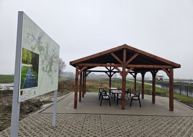 Wiata turystyczna przy ścieżce powiatowej Osieczna - Goniembice