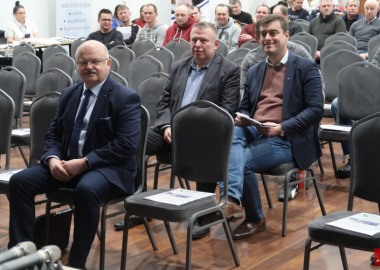 Starosta Jarosław Wawrzyniak i poseł Grzegorz Rusiecki podczas forum rolniczego powiatu leszczyńskiego w Osiecznej