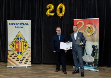 Prezes UKS Roszada Lipno Zbigniew Myszuk przekazuje podziękowania wicestaroście Maciejowi Wiśniewskiemu