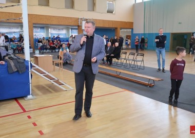 Starosta Jarosław Wawrzyniak podczas obchodów 90-lecia sekcji boksu w Lesznie 