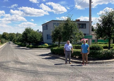 Starosta Jarosław Wawrzyniak i wicestarosta Maciej Wiśniewski na wyremontowanej drodze powiatowej w Drzeczkowie 