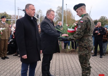 Od lewej - wicestarosta Maciej Wiśniewski i starosta Jarosław Wawrzyniak  podczas obchodów Święta Niepodległości w Lesznie 
