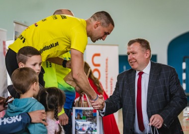 Starosta Jarosław Wawrzyniak nagradza zwycięzcę X Rydzyńskiego Biegu Niepodległości Krzysztofa Szymanowskiego