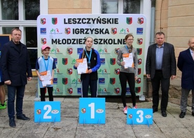 Finał Leszczyńskich Igrzysk Młodzieży Szkolnej w Pawłowicach w drużynowych biegach przełajowych, z zawodnikami stoją (od lewej) wicestarosta Maciej Wiśniewski, starosta Jarosław Wawrzyniak i burmistrz Rydzyny Kornel Malcherek