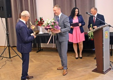 Wicestarosta leszczyński Maciej Wiśniewski i prezes chóru Hejnał Józef Wojciech podczas jubileuszu 95-lecia chóru 