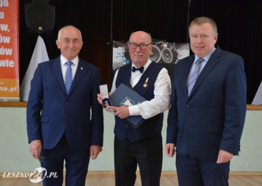 Prezes Chóru "Senior" Karol Neumann z wyróżnieniem "Zasłuzony dla Powiatu Leszczyńskiego" otrzymanym od przewodniczącego Rady Powiatu Leszczyńskiego Jana Szkudlarczyka i starosty Jarosława Wawrzyniaka 
