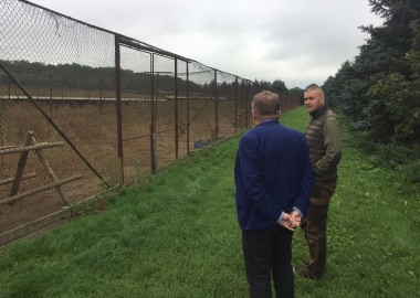 Starosta Jarosław Wawrzyniak i kierownik fermy bażantów w Grodzisku Krzysztof Szajbel