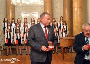 Starosta Jarosław Wawrzyniak podczas koncertu Wielkopolska śpiewa Niepodległej w Pawłowicach