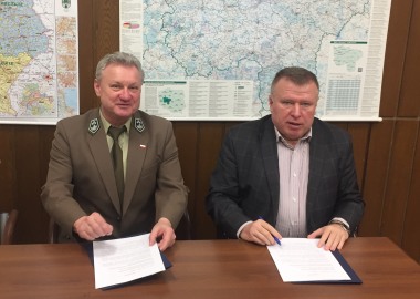 Nadleśniczy Nadleśnictwa Karczma Borowa Andrzej Szeremeta i starosta leszczyński Jarosław Wawrzyniak