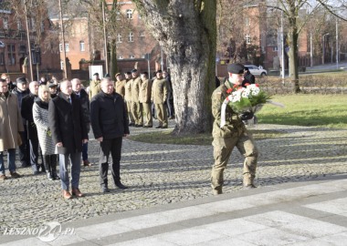 Starosta Jarosław Wawrzyniak i wicestarosta Maciej Wiśniewski składają kwiaty pod Pomnikiem Żołnierzy Garnizonu Leszno