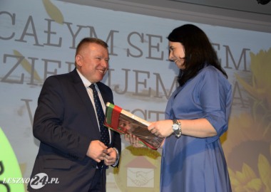 Starosta leszczyński Jarosław Wawrzyniak i kierownik ŚDS w Kąkolewie Agnieszka Demska - Chudy
