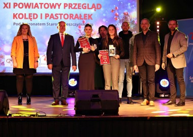 Wręczenie wyróżnień podczas Powiatowego Przeglądu Kolęd i Pastorałek w Lipnie 