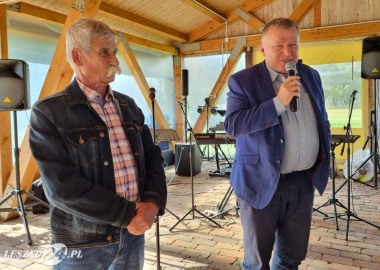 Lech Walczak, przewodniczacy zarządu rejonowego PZERiI w Lesznie i starosta leszczyński Jarosław Wawrzyniak na pikniku w Kluczewie  