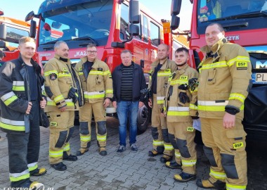 Starosta Jarosław Wawrzyniak wśród strażaków z OSP Pawłowice