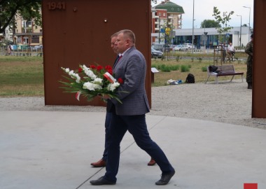 Starosta Jarosław Wawrzyniak i wicestarosta Maciej Wiśniewski składają kwiaty pod pomnikiem Żołnierzy Armii Krajowej w Lesznie 