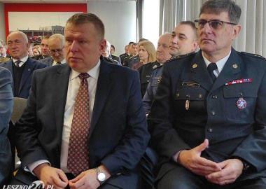 Narada roczna w Komendzie Miejskiej PSP w Lesznie - od lewej: starosta leszczyński Jarosław Wawrzyniak  i komendant Szkoły Aspirantów PSP w Poznaniu Maciej Zdęga