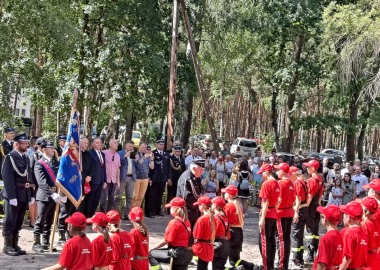 Zaprzysiężenie członków młodzieżowych drużyn pożarniczych na obozie w Brennie 