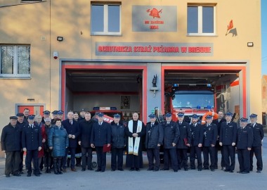 Przekazanie pontonu z silnikiem OSP Brenno