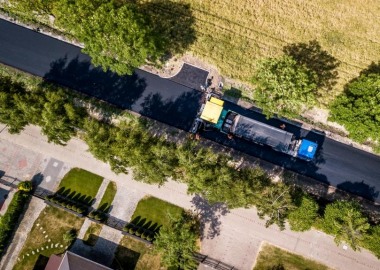 Układanie asfaltu na drodze powiatowej w Krzemieniewie 