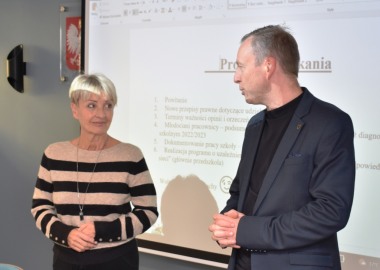 Dyrektor Ewa Rosolska i wicestarosta leszczyński Maciej Wisniewski podczas spotkania z pedagogami ze szkół z powiatu leszczyńskiego