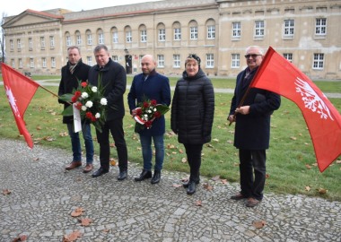 Złożenie kwiatów pod tablicą upamiętniającą w Rydzynie powstańca wielkopolskiego Franciszka Ratajczaka
