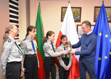Przekazanie Betlejemskiego Światła Pokoju w Starostwie Powiatowym w Lesznie 