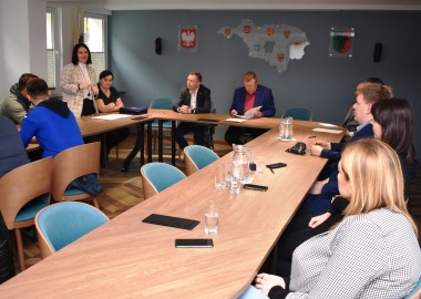 Podpisanie umów w Starostwie Powiatowym w Lesznie