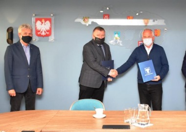 Podpisanie umowy na budowę chodnika w Długich Starych