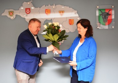Starosta Jarosław Wawrzyniak wręcza akt powołania dyrektor ZSS w Górznie Iwonie Stiller