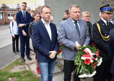 Starosta Jarosław Wawrzyniak i wicestarosta Maciej Wiśniewski składają kwiaty pod pomnikiem katyńskim w Lesznie  