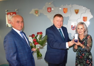 Beata Budzyńska odbiera z rąk władz samorządowych wyróżnienia "Zasłużony dla Powiatu Leszczyńskiego"