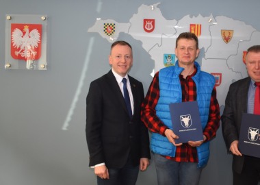 Podpisanie umowy z TG Sokół Bukówiec Górny - od lewej: wicestarosta Maciej Wiśniewski, prezes TG Sokół Jan Kot, starosta Jarosław Wawrzyniak
