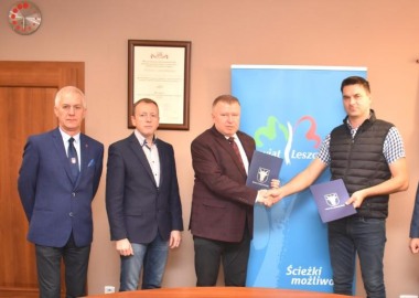Podpisanie umowy na budowę ciągu pieszo =-rowerowego i parkingów we Włoszakowicach