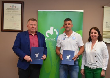 Podpisanie umowy w Starostwie Powiatowym z RWOPR w Lesznie. Od lewej: starosta Jarosław Wawrzyniak, prezes Artur Nowak, zastępca naczelnika Izabela Nowak