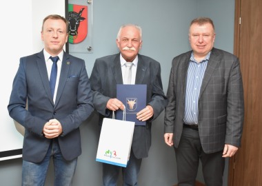 Geodeta Piotr Dolata po odebraniu wyróżnienia od starosty Jarosława Wawrzyniaka i wicestarosty Macieja Wiśniewskiego 