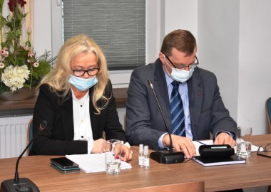 Zbigniew Rzeźniczak, państwowy powiatowy inspektor sanitarny w Lesznie i jego zastępca Irena Ojo w Starostwie Powiatowym w Lesznie