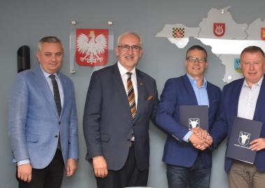 Podpisanie umowy na budowę chodnika w Święciechowie