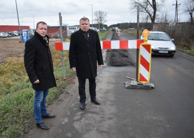Starosta Jarosław Wawrzyniak i wicestarosta Maciej Wiśniewski na przebudowywanej drodze powiatowej przez Kłodę 