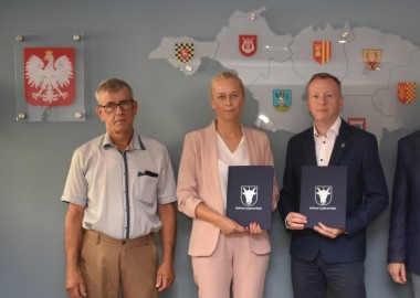 Podpisanie umowy w Starostwie Powiatowym z RZSW w Lesznie. Od lewej: Jan Sobczak, Agnieszka Olejnik - Jabczyńska, Maciej Wiśniewski, Janusz Perski