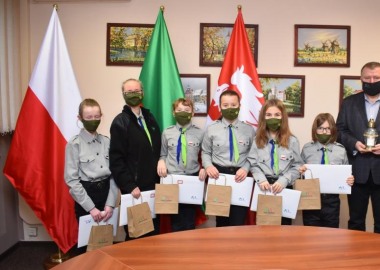 Harcerze przekazali Betlejemskie Światło Pokoju staroście Jarosławowi Wawrzyniakowi