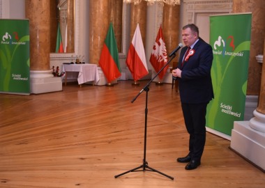 Starosta Jarosław Wawrzyniak podczas koncertu patriotycznego w Pawłowicach