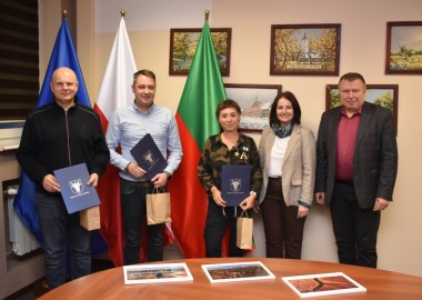 Laureaci konkursu fotograficznego "Powiat Leszczyński z lotu ptaka". Na zdjęciu od lewej: Tomasz Dębowiak, Artur Kubicki, Agata Borowiec, zastępca naczelnika Izabela Nowak, starosta Jarosław Wawrzyniak