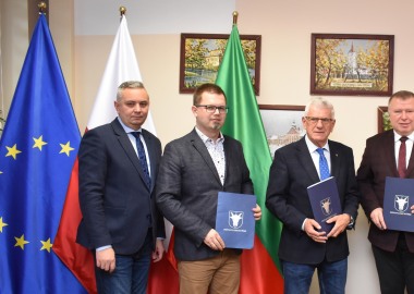 Podpisanie umowy na przebudowę przejścia dla pieszych w Maruszewie. Od lewej: skarbnik powiatu Marcin Wydmuch, kierownik ZDP w Lesznie Dariusz Pasterkiewicz, prezes Przedsiębiorstwa Dróg i Ulic w Lesznie Wojciech Rajewski, starosta Jarosław Wawrzyniak, wicestarosta Maciej Wiśniewski, burmistrz miasta i gminy Rydzyna Kornel Malcherek 